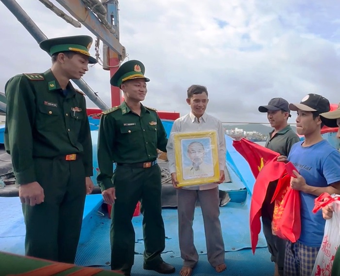 Đồn biên phòng Sa Huỳnh tặng cờ, động viên ngư dân trước giờ vươn khơi khai thác hải sản trong dịp Tết Nguyên đán Giáp Thìn 2024. Ảnh: Ngọc Viên