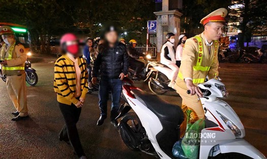 Cảnh sát giao thông xử phạt vi phạm nồng độ cồn dịp Tết nguyên đán. Ảnh: Tô Thế