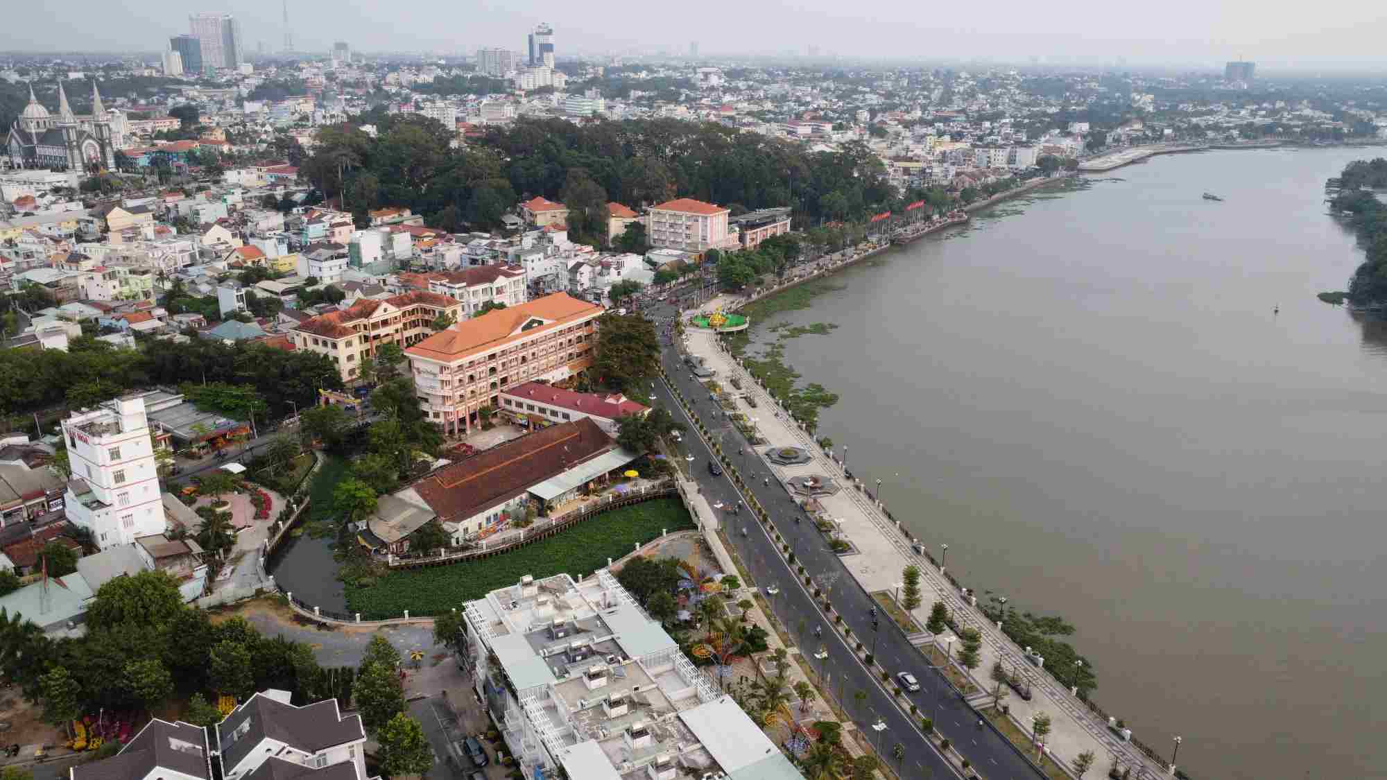 Từ bờ sông thương xuyên bị xói lở đã trở thành một trong những phố đi bộ đẹp nhất tỉnh Bình Dương khi sở hữu view sông Sài Gòn hiền hòa.