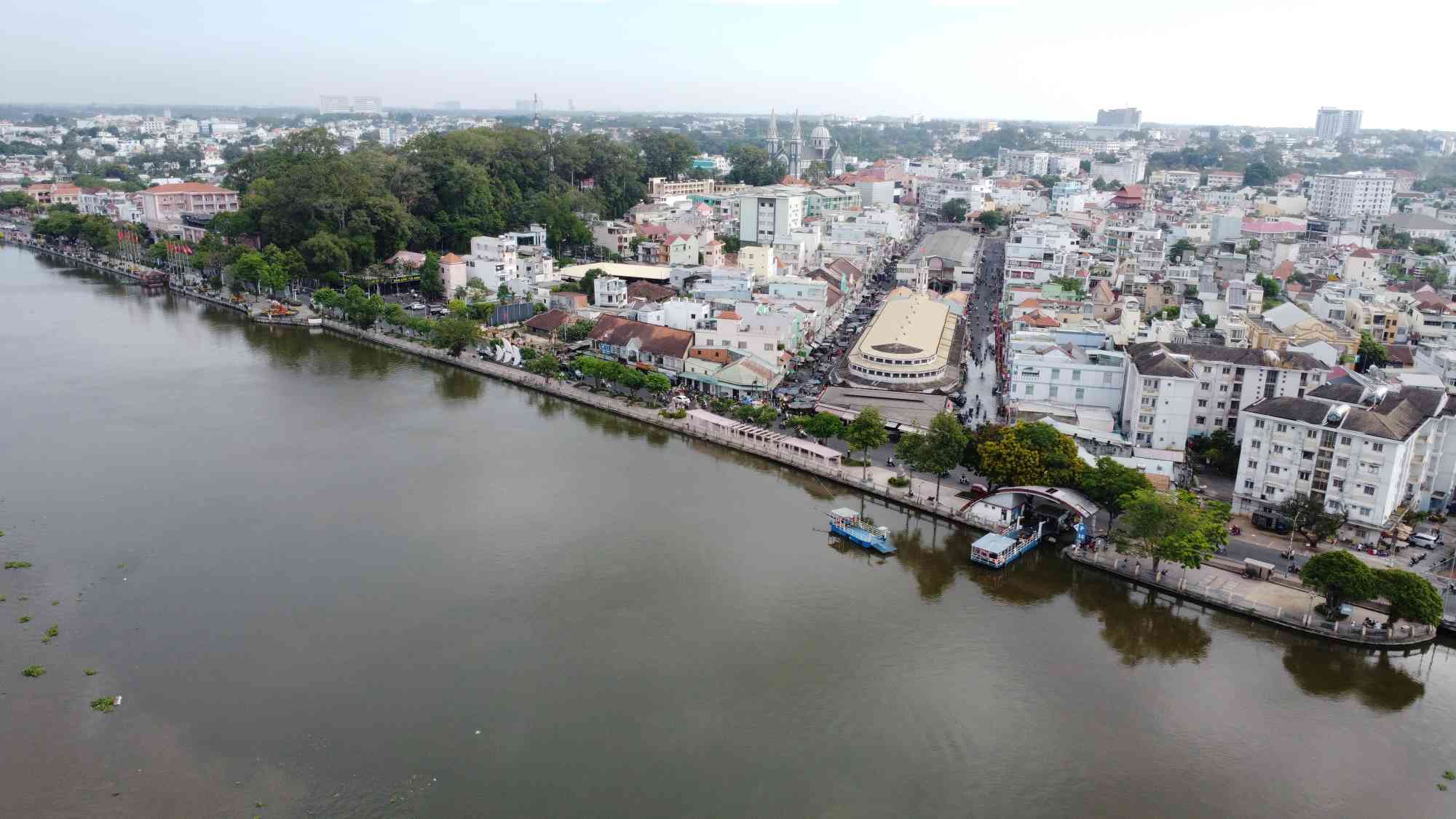 Đoạn công viên phố đi bộ Bạch Đằng dài khoảng 1km rộng 15m chạy dọc bờ sông Sài Gòn trở thành điểm đến hấp dẫn đối với người dân Bình Dương.