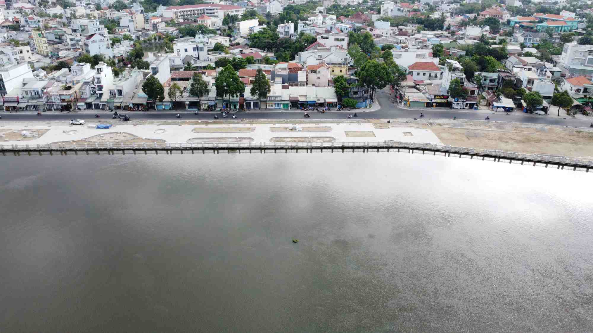UBND thành phố Thủ Dầu Một cho biết, đang tiếp tục đầu xây dựng chỉ trang bờ sông Sài Gòn nối tiếp từ đường Bạch Đằng với đường Nguyễn Tri Phương.