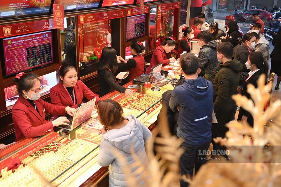 Khung cảnh giao dịch vàng tại cửa hàng trên phố Trần Nhân Tông, Hà Nội, vào ngày vía Thần Tài năm 2023. Ảnh: Hải Anh