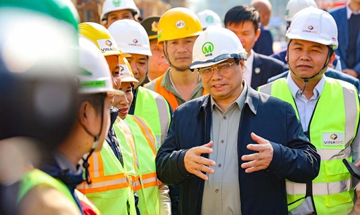 Thủ tướng Chính phủ Phạm Minh Chính đến thăm, chúc Tết công nhân, người lao động đang thi công Nhà ga S12 vào ngày 12.2 (tức mùng 3 Tết Giáp Thìn). Ảnh: Thế Kỷ