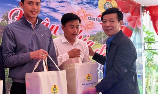 Chủ tịch Công đoàn Đường sắt Việt Nam - Mai Thành Phương  tặng quà công nhân lao động làm việc xuyên Tết. Ảnh: CĐ VNR