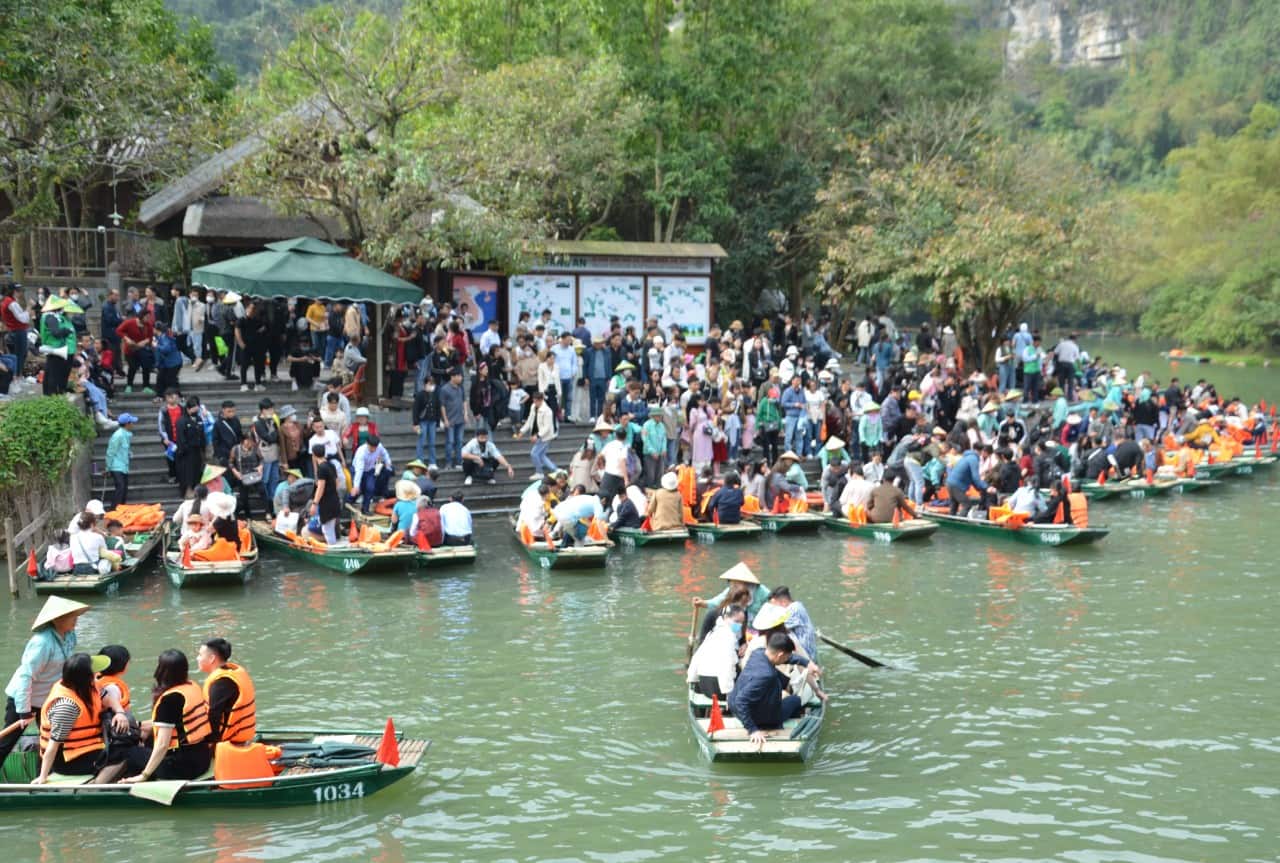 Gần 3.000 lái đò Tràng An làm việc hết công suất đưa khách tham quan khu du lịch Tràng An, Ninh Bình ngày Tết. Ảnh: Nguyễn Trường