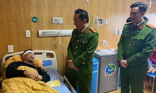 Cán bộ CSGT đang được điều trị tại Bệnh viện Đa khoa tỉnh Yên Bái. Ảnh: B.N