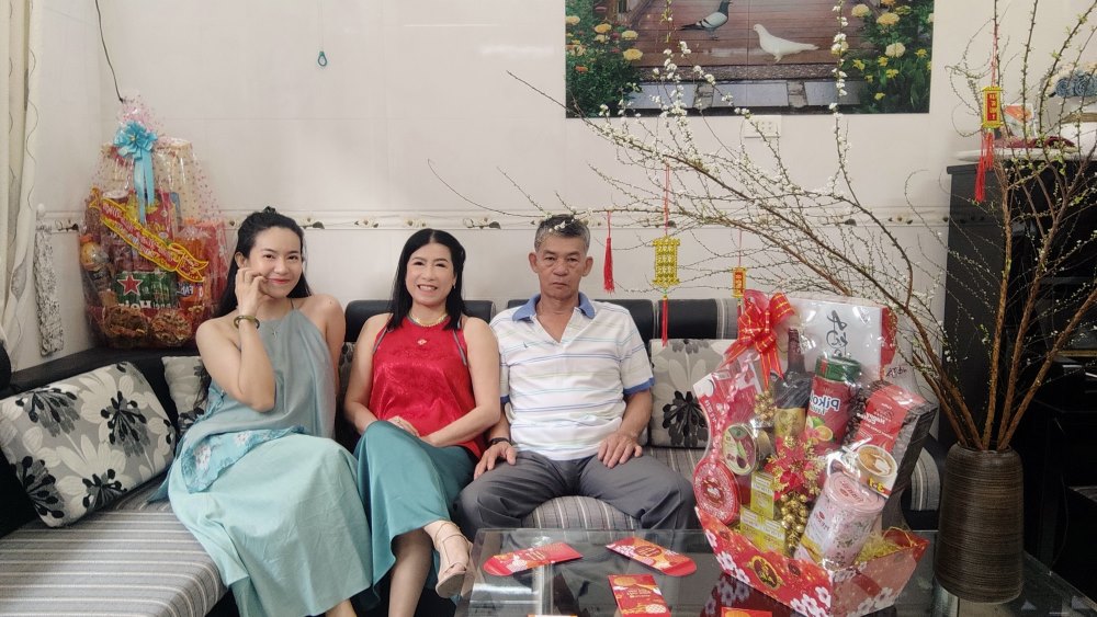 Chị Thùy (bìa trái) chụp ảnh cùng cha mẹ vào dịp Tết Nguyên đán năm 2024. Ảnh: NVCC.