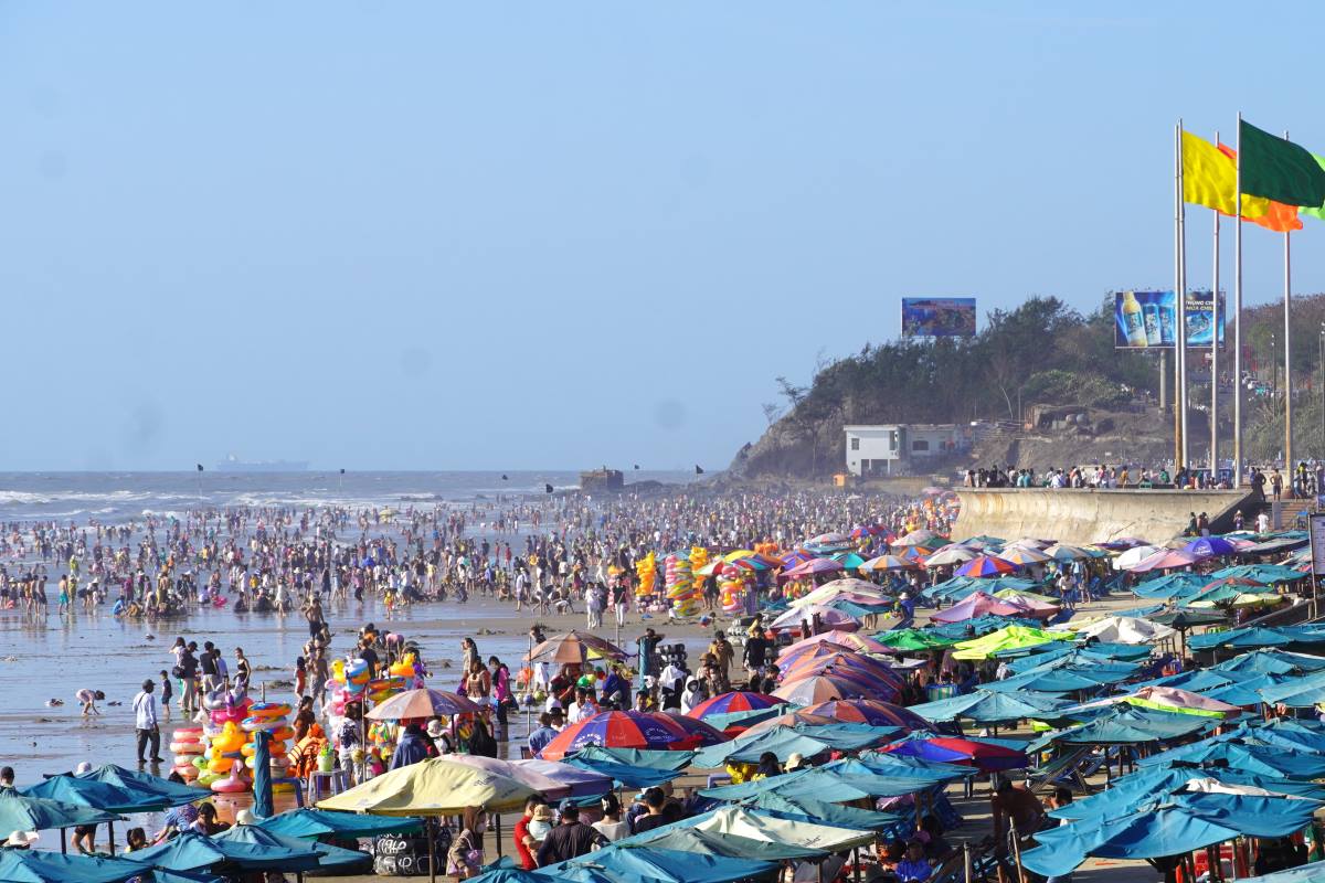 Đông kín du khách trên biển Vũng Tàu sáng mùng 5 Tết. Ảnh: Thành An