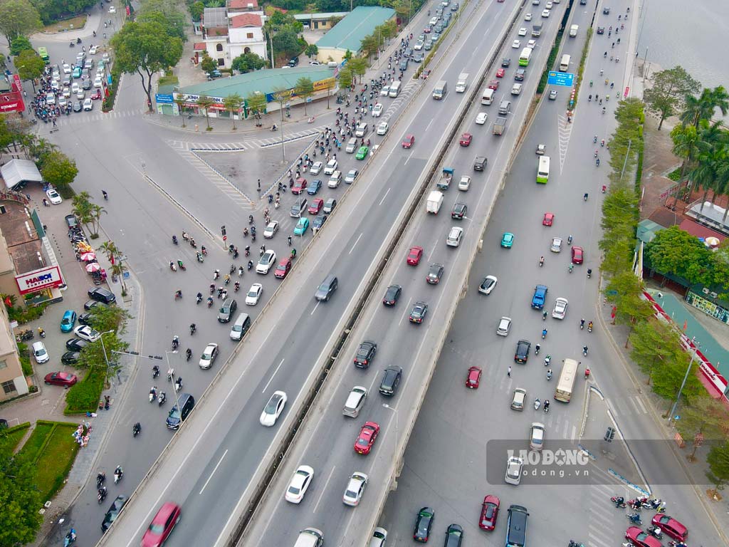 16h30: Khu vực đường Vành đai 3 trên cao đoạn qua hồ Linh Đàm các phương tiện lưu thông thuận tiện. Phần đường phía dưới mật độ các phương tiện hướng về trung tâm thành phố bắt đầu tăng cao. 