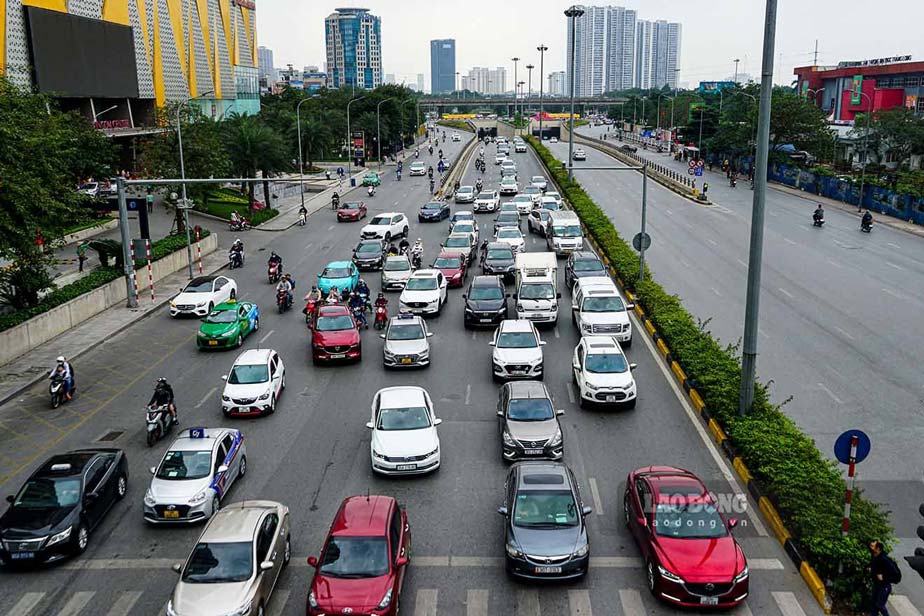 Lúc 15h30 cùng ngày tại khu vực hầm chui Đại lộ Thăng Long, hàng phương tiện hướng về trung tâm thành phố. Tuy nhiên không xảy ra tình trạng ùn ứ.