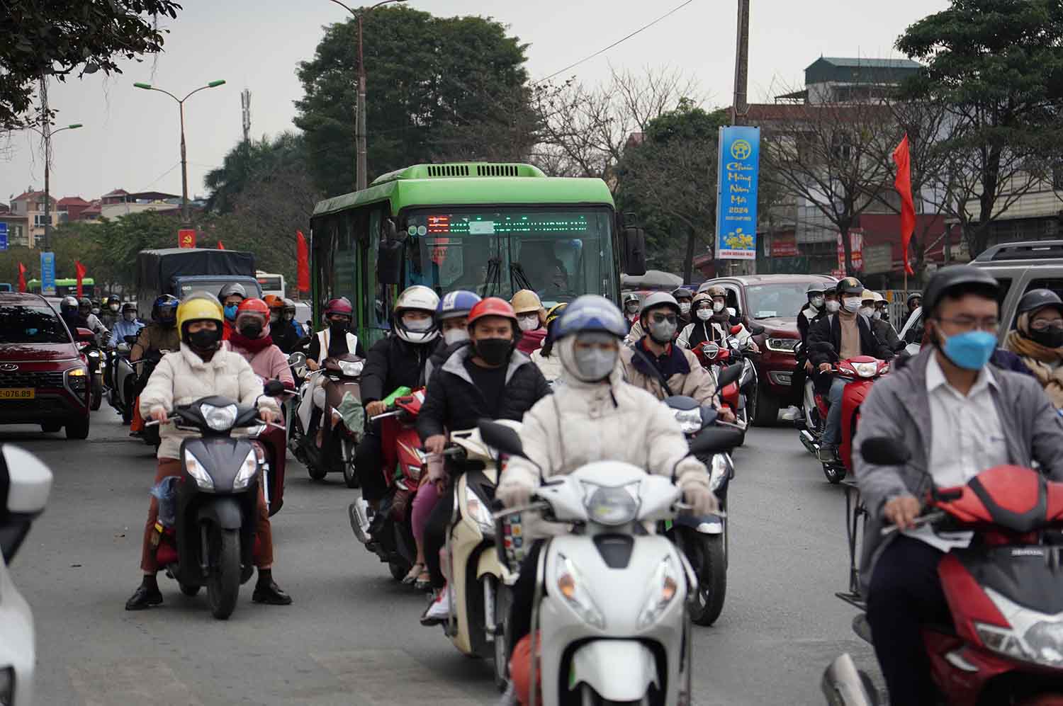 Tại Quốc lộ 1A (Hoàng Mai, Hà Nội), lượng xe cũng tăng lên nhanh chóng trong chiều mùng 5 Tết. Ảnh: Hữu Chánh 