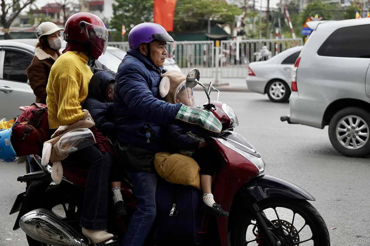 Một gia đình 4 người từ quê trở lại Hà Nội trong chiều mùng 5 Tết. Ảnh: Hữu Chánh 