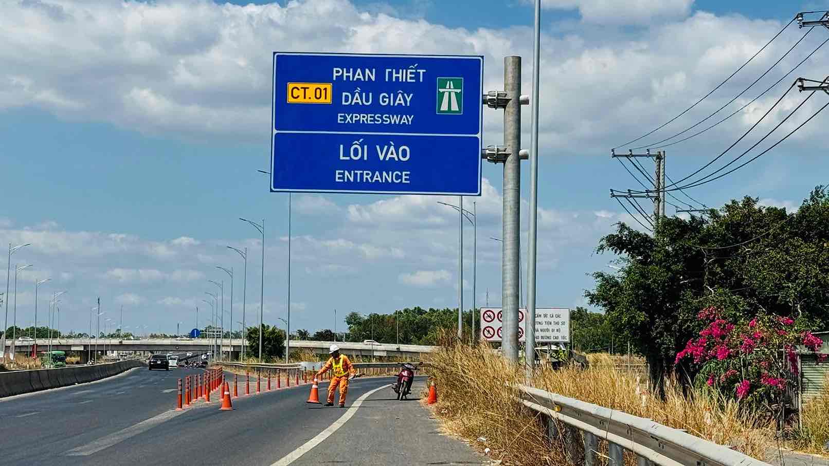 Lối vào cao tốc Phan Thiết - Dầu Giây tạm thời bị chặn để hạn chế lưu lượng xe vào cao tốc. Ảnh: Hà Anh Chiến