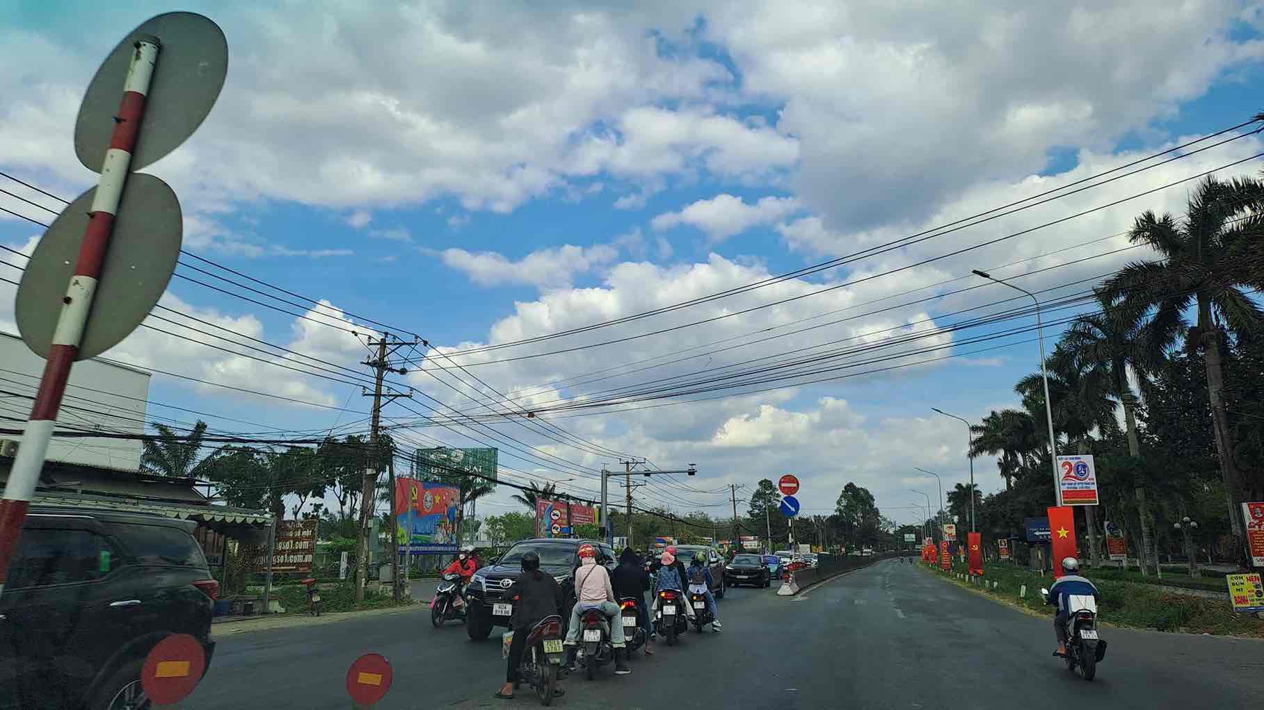 Quốc lộ 1A đoạn qua thị trấn Trảng Bom huyện Trảng Bom, tỉnh Đồng Nai xe đông nhưng không kẹt xe. Ảnh: Trần Nguyên