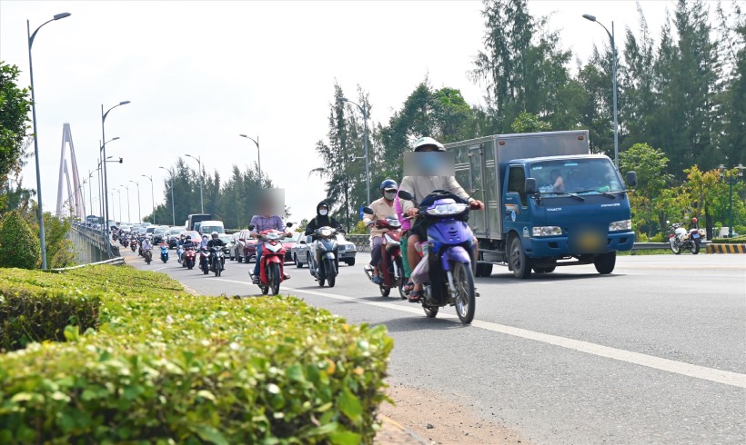 Lực lượng chức năng của tỉnh Tiền Giang chặn các phương tiện để nhường cầu Rạch Miễu cho các phương tiện ở Bến Tre di chuyển sang. Ảnh: Thành Nhân