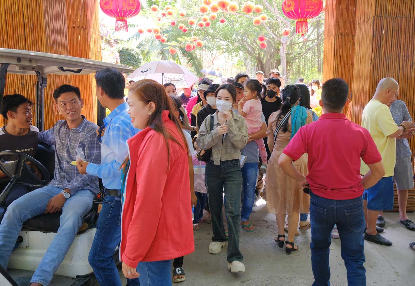 Ngày mùng 5 Tết, nhiều người dân, du khách đã đến Làng du lịch Mỹ Khánh (huyện Phong Điền, TP Cần Thơ) tham quan, chụp ảnh.
