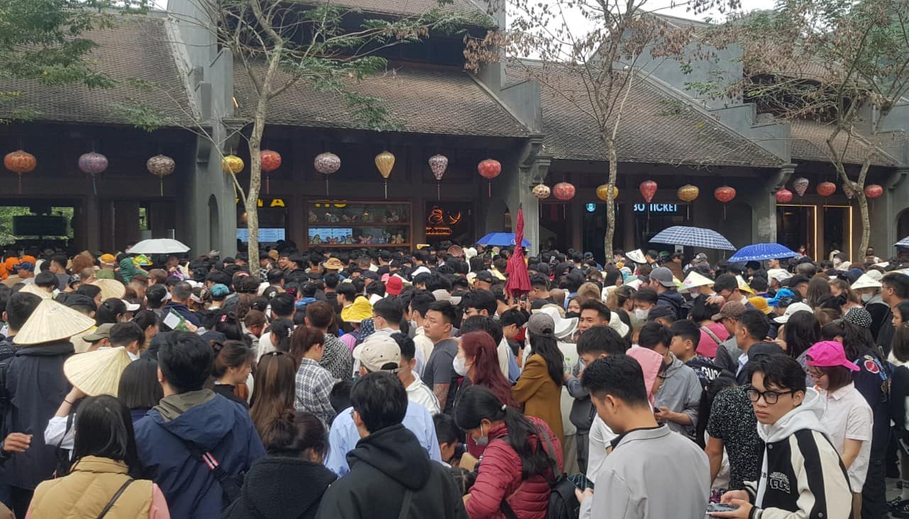 Hàng vạn du khách đến tham quan tại khu du lịch sinh thái Tràng An, Ninh Bình (ảnh chụp sáng ngày 14.2). Ảnh: Nguyễn Trường