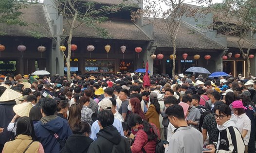 Hàng vạn du khách đến tham quan tại khu du lịch sinh thái Tràng An, Ninh Bình (ảnh chụp sáng ngày 14.2). Ảnh: Nguyễn Trường