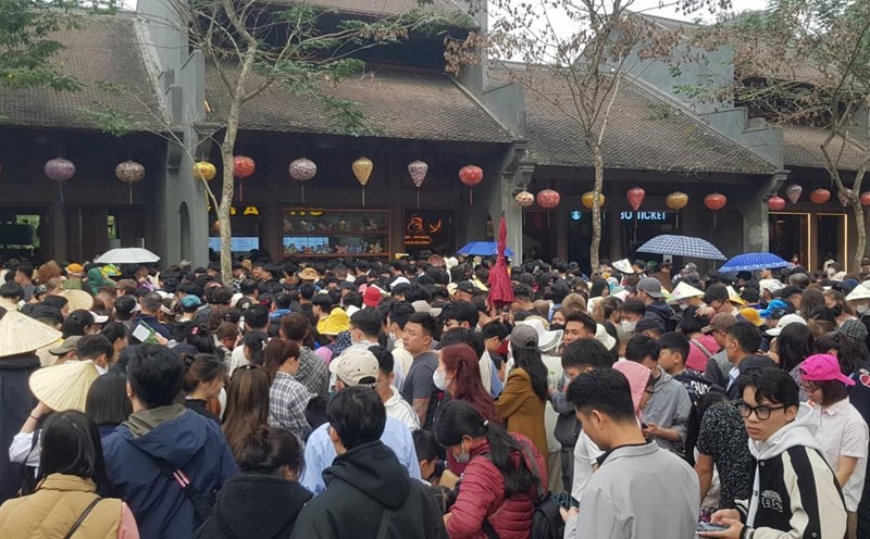 Hàng vạn du khách đến tham quan tại khu du lịch sinh thái Tràng An, Ninh Bình (ảnh chụp sáng ngày 14.2). Ảnh: Nguyễn Trường