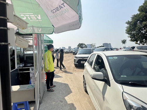 Điểm thu phí trông giữ xe qua mã QR và VETC tại Phủ Tây Hồ. Ảnh: Minh Hạnh 