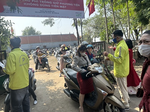 Thu phí trông giữ xe qua mã QR tại Phủ Tây Hồ, Hà Nội được nhiều người dân ủng hộ. Ảnh: Minh Hạnh 