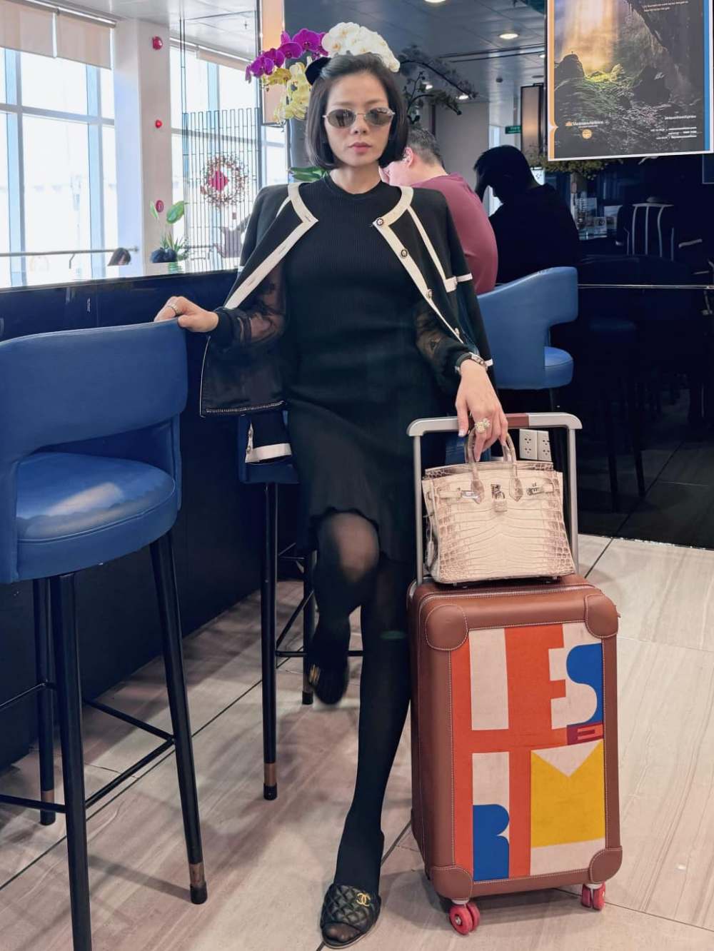 Sau khi đón Tết ở Sài Gòn, Lệ Quyên đã bay về Hà Nội ăn Tết cùng mẹ. Nữ ca sĩ gây choáng bởi thời trang đắt đỏ. Cô đeo chiếc túi Hermes bạch tạng chỉ sản xuất với số lượng giới hạn trên toàn thế giới, có giá khoảng gần 2 tỉ đồng. “Nữ hoàng phòng trà” chọn mặc trang phục và giày đến từ thương hiệu Chanel. Ảnh: Facebook nhân vật. 