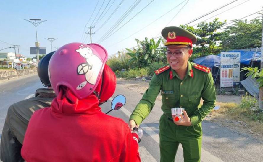 Lực lượng công an phát nước miễn phí ở Vĩnh Long sau dịp nghỉ Tết. Ảnh: Hoàng Lộc