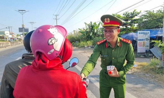 Lực lượng công an phát nước miễn phí ở Vĩnh Long sau dịp nghỉ Tết. Ảnh: Hoàng Lộc