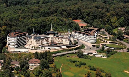 Khách sạn Dolder Grand ở Zurich, Thụy Sĩ là địa điểm tổ chức cuộc họp mới nhất của IIEB. Ảnh chụp màn hình Financial Review