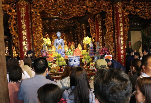 Tại sảnh chính chùa Phật Tích, hàng nghìn du người có mặt tại đây đã khiến các lối lên chùa, tháp chuông, Đại phật tượng A di đà chật kín.