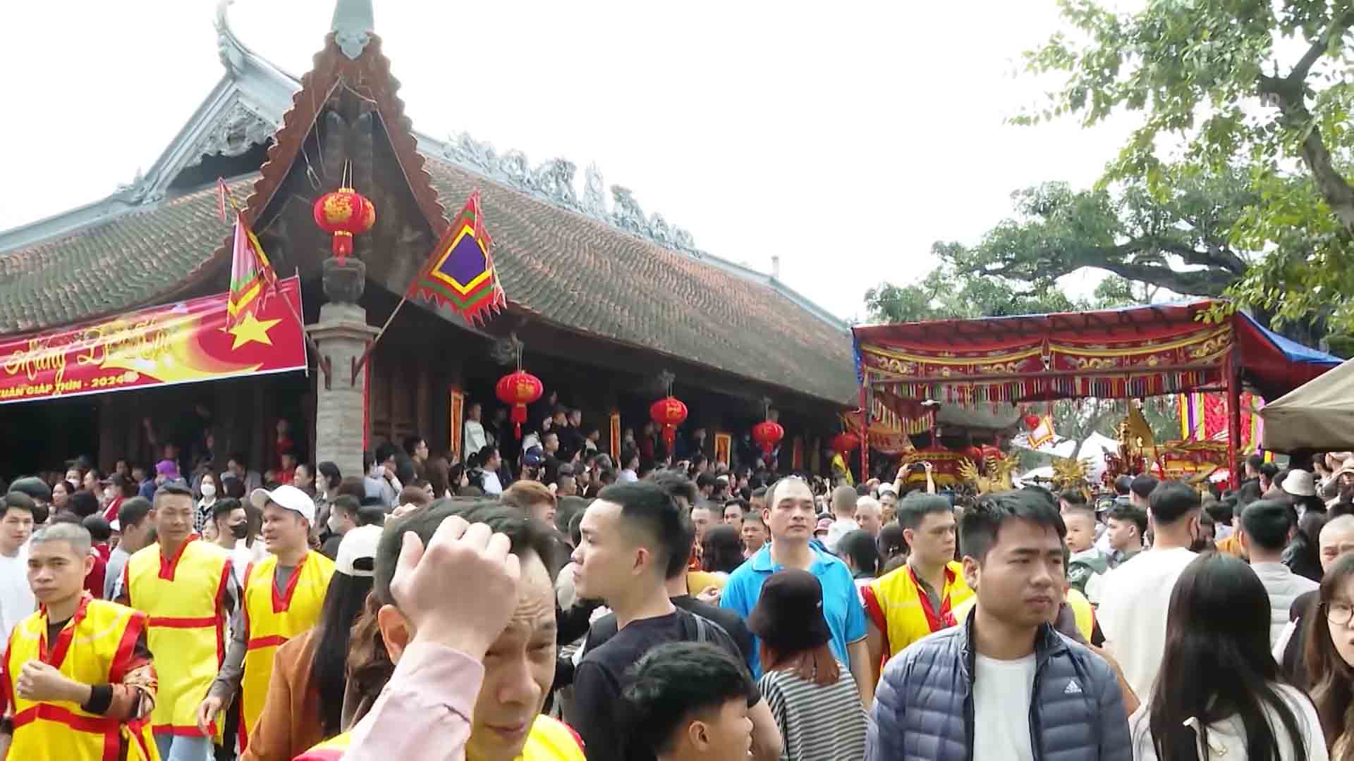 Lễ hội rước pháo làng Đồng Kỵ (TP Từ Sơn) năm 2024 cũng thu hút hàng nghìn du khách. Đây là một lễ hôin truyền thống nổi tiếng ở vùng Kinh Bắc.