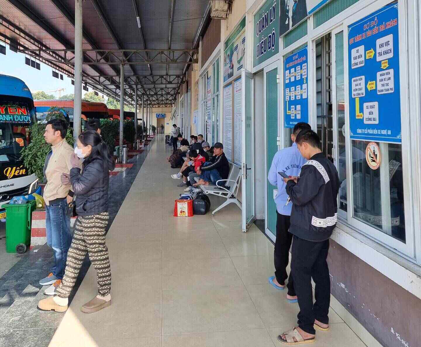 Hành khách đợi lên xe vào Nam tại bến xe Bắc Vinh. Ảnh: Quang Đại