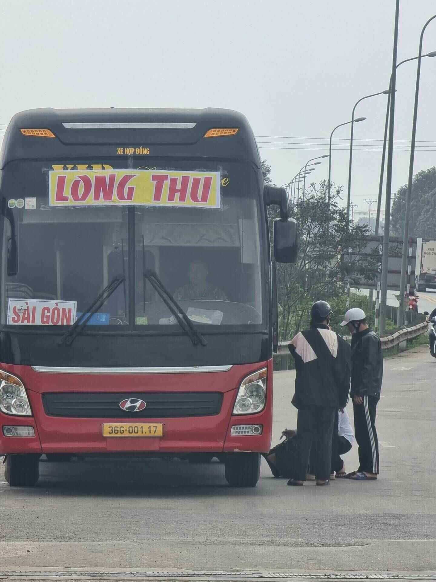 Một số hành khách bắt xe dọc đường để vào miền Nam. Ảnh: Quang Đại