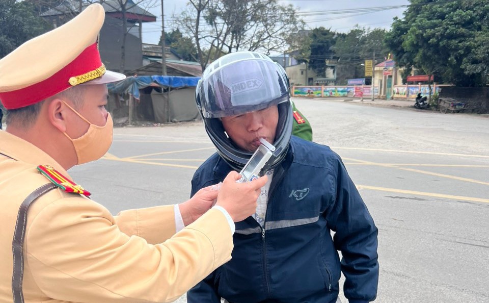 Lực lượng CSGT tăng cường xử lý vi phạm, đảm bảo trật tự An toàn giao thông trên tuyến đường Hồ Chí Minh. Ảnh: Minh Nguyễn