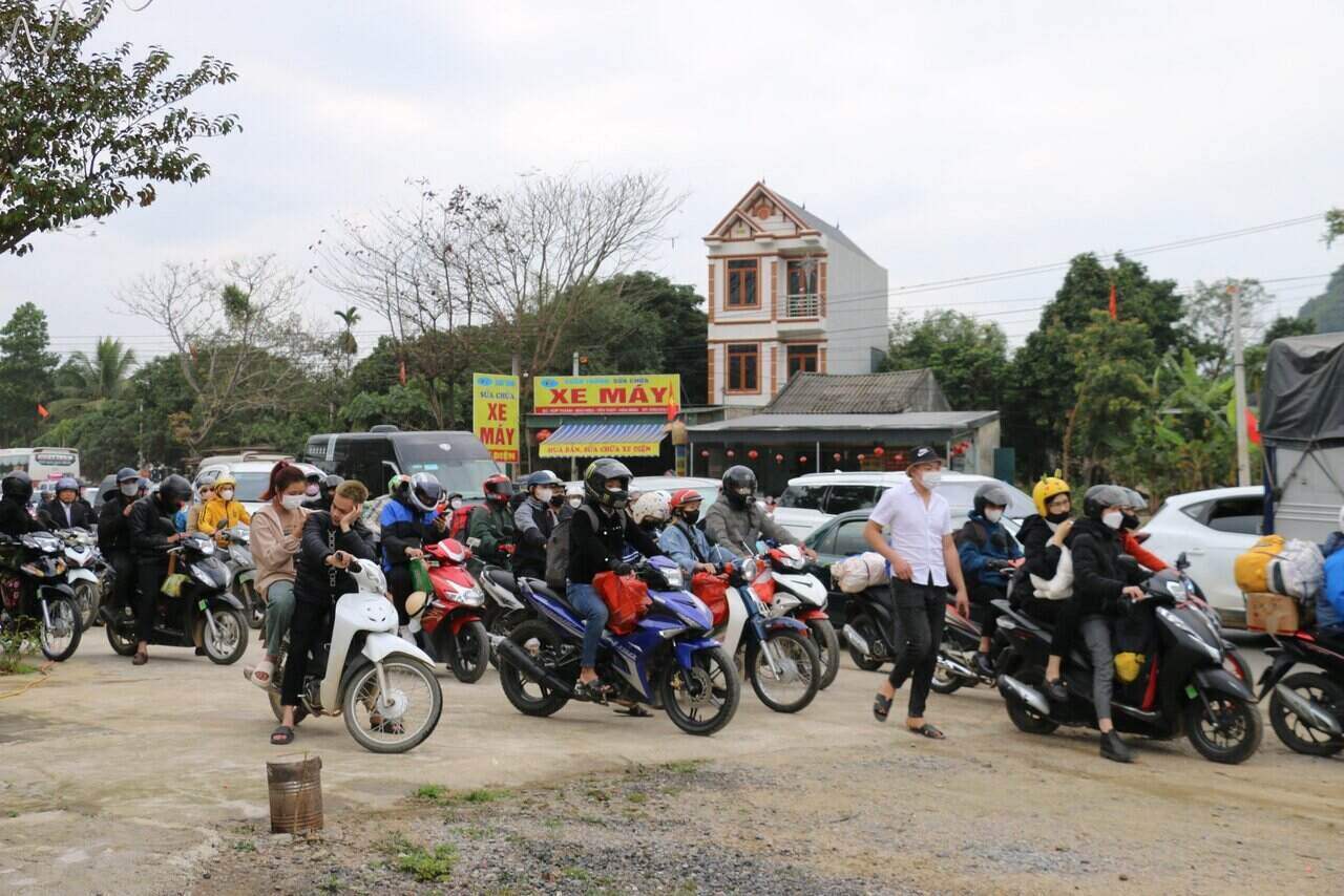 Người dân vội vã di chuyển về Hà Nội. Ảnh: Minh Nguyễn
