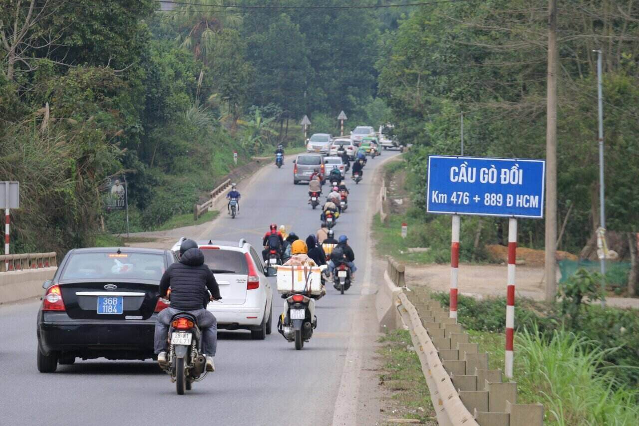 Lượng phương tiện tăng đột biến trên đường Hồ Minh sau kỳ nghỉ Tết. Ảnh: Minh Nguyễn