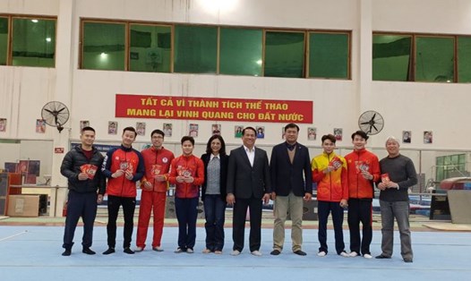 Cục trưởng Cục TDTT Đặng Hà Việt chúc Tết Đội tuyển Thể dục dụng cụ nam quốc gia tại Trung tâm ngày 12.2. 
Ảnh: Thu Sâm