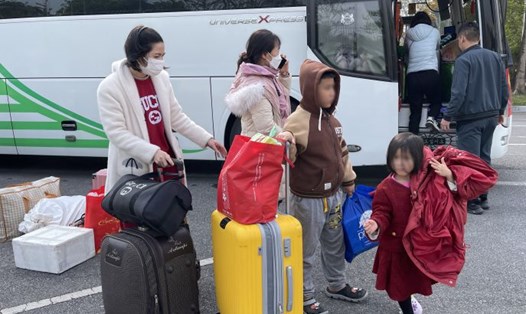 Gia đình công nhân được cán bộ Công đoàn Thủ đô đưa xe về Thanh Hóa đón lên Hà Nội sau kỳ nghỉ Tết. Ảnh: Hà Hạnh