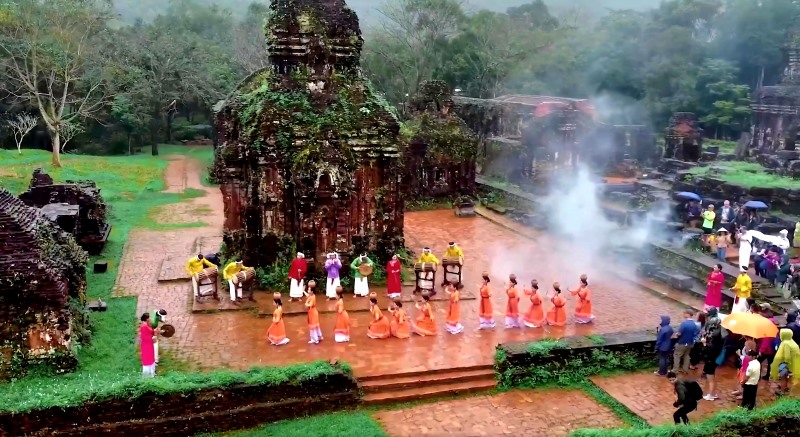 Chương trình nghệ thuật “Âm vang Mỹ Sơn” tái hiện vũ điệu Apsara và văn hóa Champa làm đắm say lòng du khách. Ảnh: Hoàng Bin.