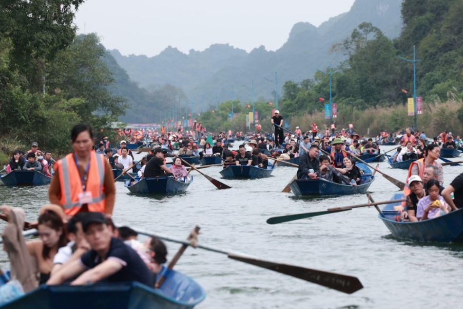 Dòng thuyền, đò trên suối Yến nhộn nhịp chở khách đi lễ chùa Hương. Ảnh: Hải Nguyễn 