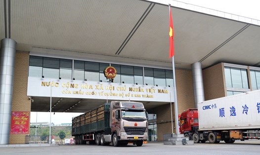 Hoạt động xuất nhập khẩu hàng hóa qua cửa khẩu Kim Thành - Lào Cai diễn ra khá sôi động. Ảnh: B.N