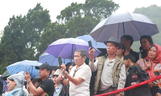Người dân đội mưa dự lễ khai hội tại chùa Hương. Ảnh: Thùy Trang