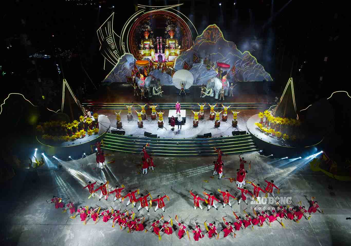 Tối 15.2 (mùng 5 Tết), UBND huyện Mê Linh đã tổ chức tổng duyệt chương trình nghệ thuật trình diễn âm thanh, ánh sáng đặc sắc với chủ đề “Âm vang Mê Linh“. 