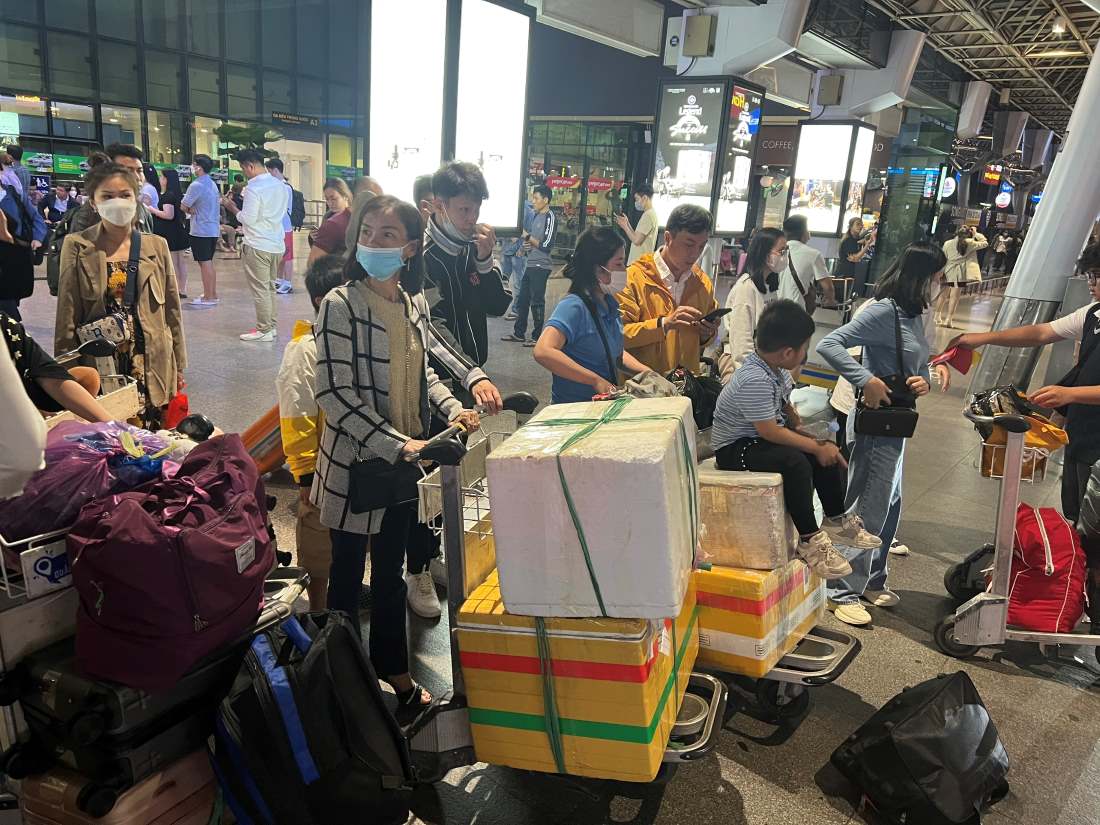 Nhiều hành khách mang theo khá nhiều hành lý trở lại thành phố.