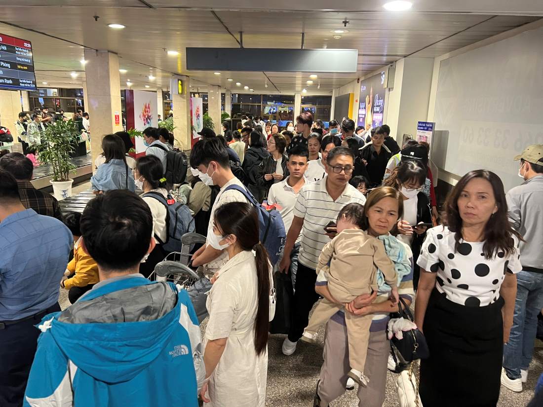 Khoảng 23h đêm 24.2, sân bay Tân Sơn Nhất vẫn còn đông đúc khi có rất đông người dân vừa xuống may bay để trở lại TPHCM làm việc sau kỳ nghỉ Tết Nguyên đán 2024 dài ngày. 
