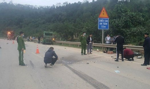 Lực lượng chức năng khám nghiệm hiện trường vụ tai nạn giao thông trên cao tốc Nội Bài - Lào Cai ngày mùng 5 Tết Giáp  Thìn. Ảnh: Công an cung cấp