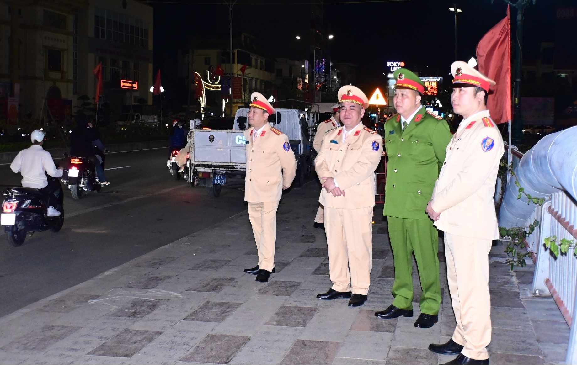 Đại tá Bùi Trung Thành - Phó Giám đốc Công an thành phố kiểm tra công tác đảm bảo trật tự an toàn giao thông đêm 12.2. Ảnh: Công an Hải Phòng