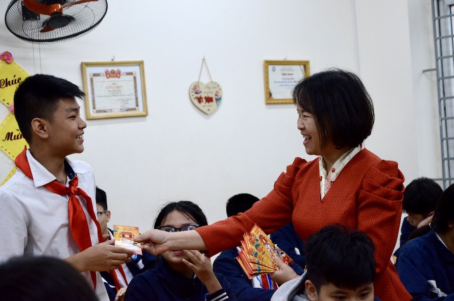 Cô Nguyễn Thị Kim Giang - Giáo viên chủ nhiệm 7A4 Trường THCS Ngọc Lâm, Long Biên lì xì cho học trò ngày đầu năm mới.