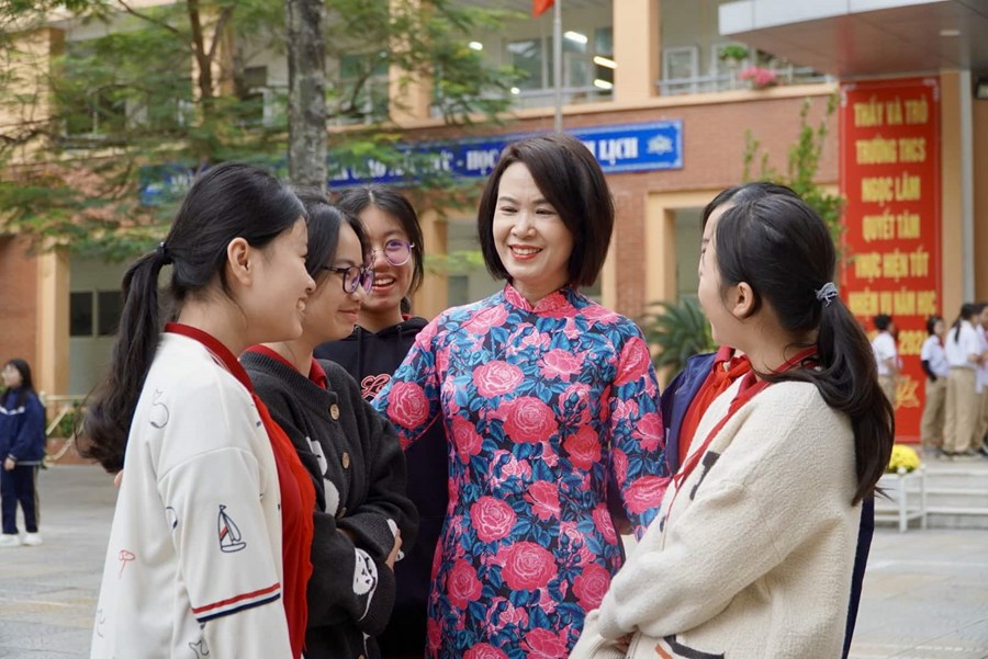 Tại Trường THCS Ngọc Lâm (Long Biên, Hà Nội), từ sáng sớm, cô Ngô Hồng Giang - Hiệu trưởng nhà trường đã đến sân trường, chào đón các em học sinh trở lại trường sau kì nghỉ Tết Nguyên đán Giáp Thìn 2024. 