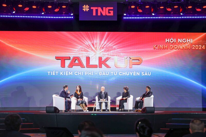 Các lãnh đạo của ROX Group chia sẻ kế hoạch đào tạo con người, đầu tư phát triển văn hóa, công nghệ tại HNKD 2024. Ảnh: ROX Group
